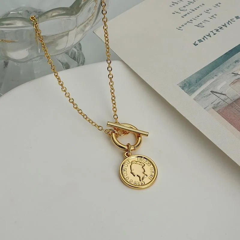 Gemstone Pendant Necklaces-Brass 18K Gold Plated Simple Style Commute Inlay Moon Heart Shape Zircon